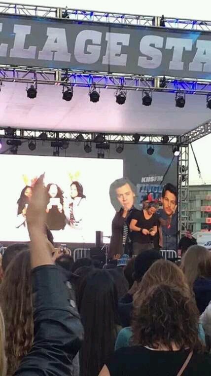 Jenn_Rollins1's tweet photo. TODO LO HACEN BIEN!! #LarryIsReal #LarryStylinson #Larrypiola. #larryshipper 👍👍👍👊👌 https://t.co/Ogiu6xckBe
