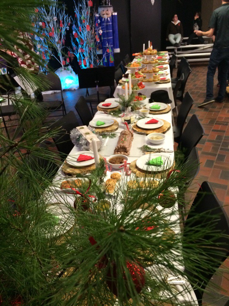 Dbrouillette25's tweet photo. Les jeunes de l école Les Pionniers ont préparé une grande table destinée aux plus démunis #ndp15 #générosité https://t.co/KRkOoavV1w