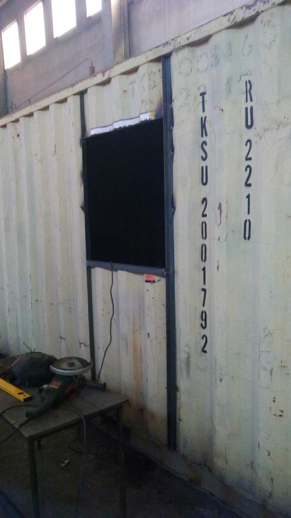 KamazM49's tweet image. Оконный проем с нашим фирменным усилением. Чтобы окно при перевозке по зимнику не вылетело. #домизконтейнера