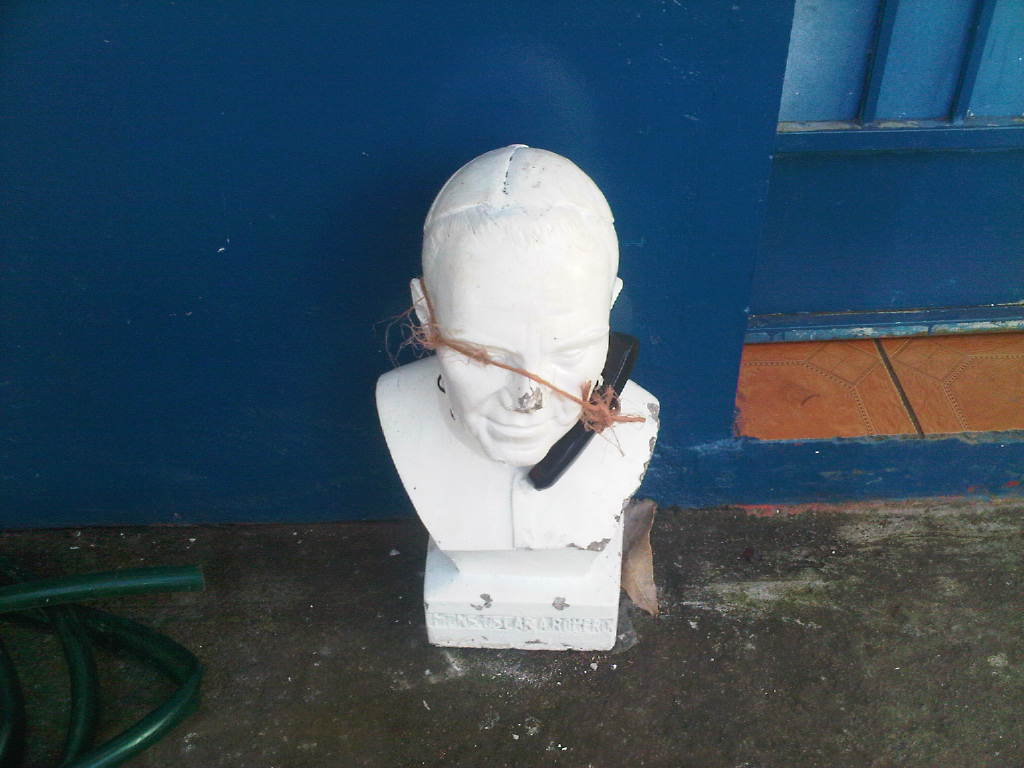 TnNotic's tweet photo. Busto de M. Romero es objeto de burla en Alcaldía de San Jorge. @waraujo64 @AMuyshondt @elblog @sociedadcivilsv https://t.co/kF2SILBgCA
