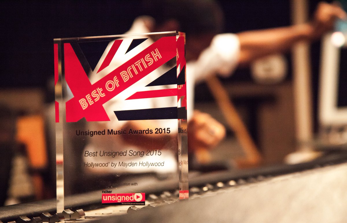 MaydenHollywood's tweet photo. I WON A BRITISH UMA AWARD THANK YOU ENGLAND https://t.co/ecDQRgH5ng