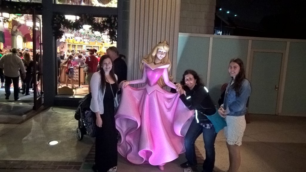DApp6's tweet photo. The girls at Disney Springs. Last night of a great week. https://t.co/fkAkUlCrpN