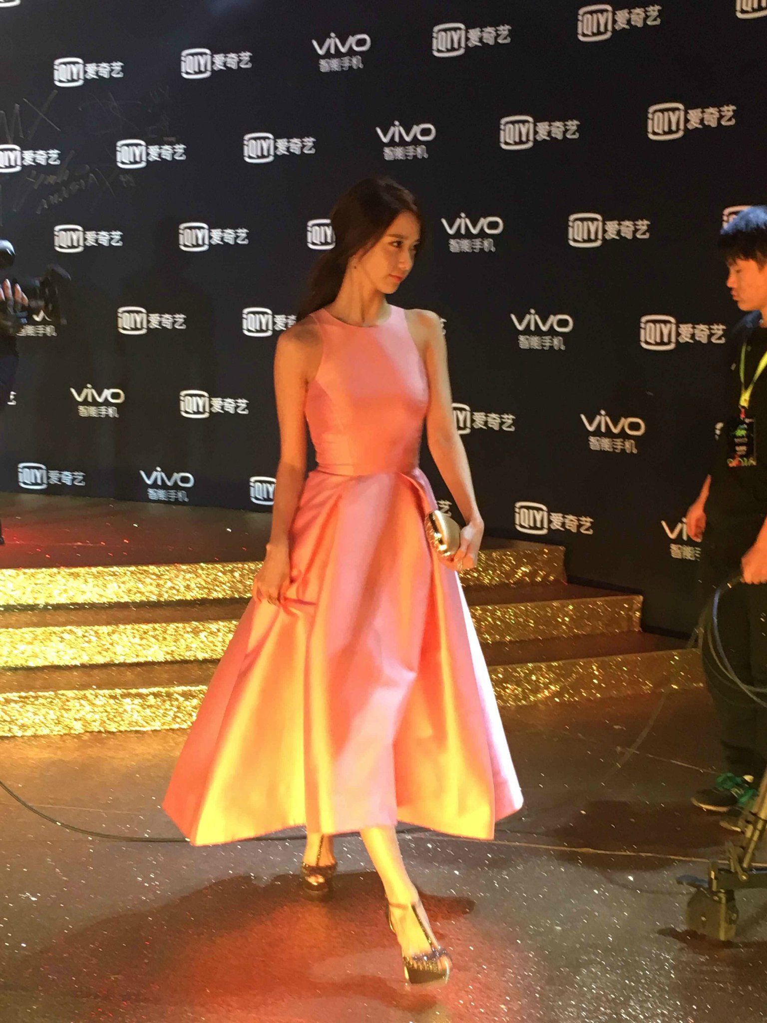 CVc-2_1UAAAWuRI.jpg:large