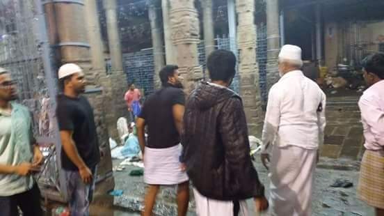 SriniMama16's tweet image. At Parthasarthy temple. Ppl preparin food &amp;amp; helping. Humanity wins! Chennai setting a high bar for every1 to follow