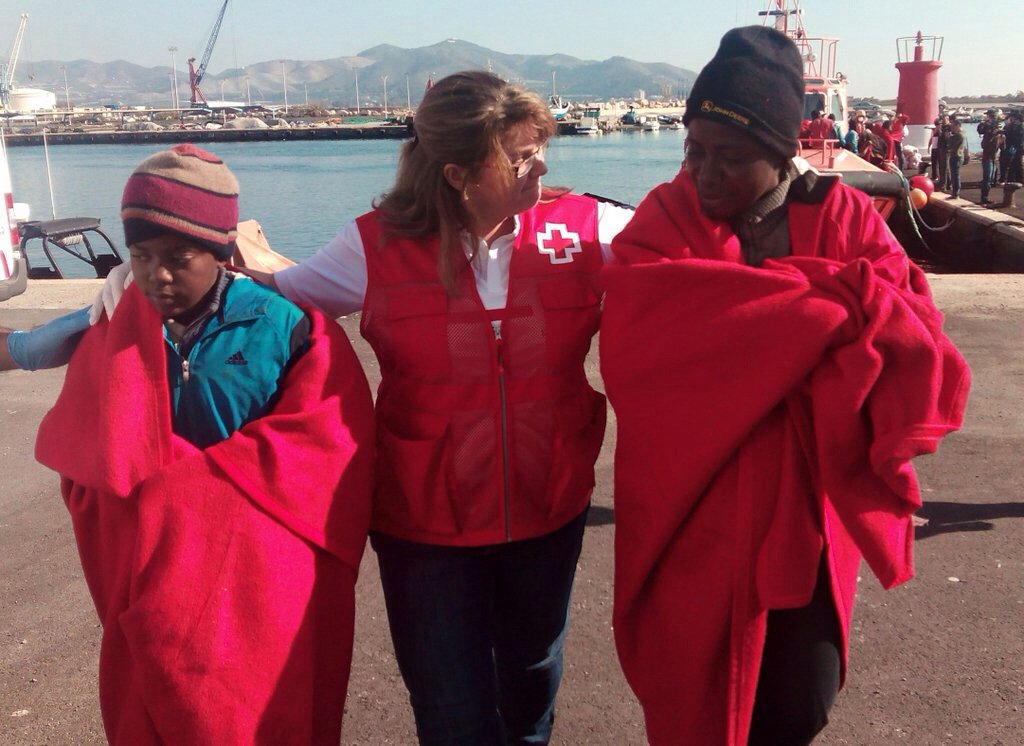 CRE_Emergencias's tweet photo. #DíaVoluntariado @CruzRojaEsp, 215.000 personas voluntarias al abrazo de la #humanidad: GRACIAS - Foto: @pfeixas https://t.co/s0UmeZ8mtZ