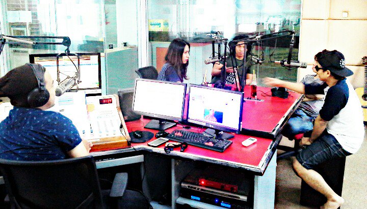 Hitsunikomradio's tweet photo. Hiii ... sob sekarang #HitsWeekend ga cuman di temenin @rizkiArdie tapi ada @ZIGAZrock staytuned ! #HitStory2015 https://t.co/HXFu2L3dHE