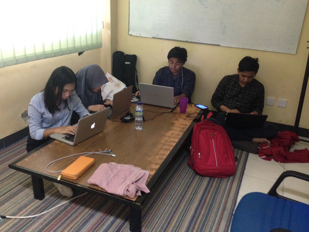 mobilecommlab's tweet photo. Tim MobileComm Tel-U sedang berjuang dalam lomba Hackathon MDK 3.0 @code4nation #hackathonmdk3 #GakPakeKorupsi https://t.co/wlz4Jl5vin