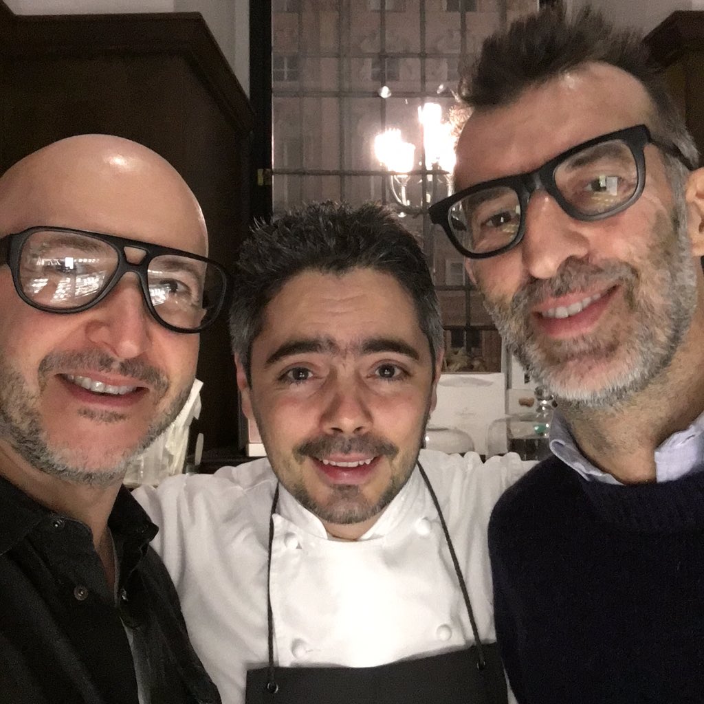 Ieri sera a Torino cibo sensazionale <a href="/DelCambioTorino/">Del Cambio</a> #MatteoBaronetto (al centro senza occhiali) dopo <a href="/strummercop/">Michele Lupi</a>