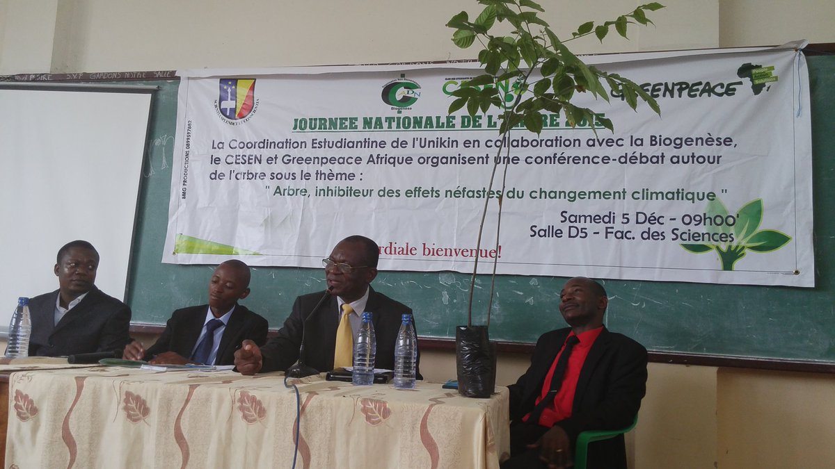 DirkSHAKA's tweet photo. À L'UNIKIN,autour thematique environnementale avec #Greenpace #CESEN & #Biogenese. #COP21 in RDC.Envirronement=Santé https://t.co/AAe0fb0NqZ