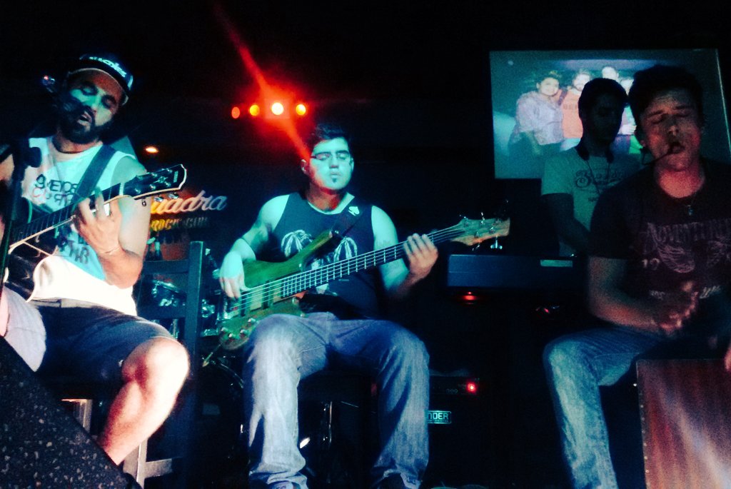 9menoscuarto's tweet photo. Y voy para encontrarme contigo(conmigo) #Acústico en @LA_YAPA_2014 https://t.co/Jj8VvuHOO6