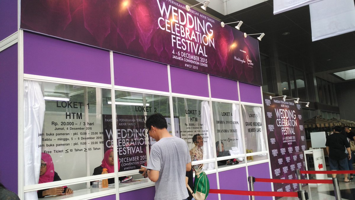 femaledaily's tweet image. Masih banyak lho yang beli ticket di #WCF2015 ini, cuma 20k aja untuk tiga hari, bisa puas hunting vendor!