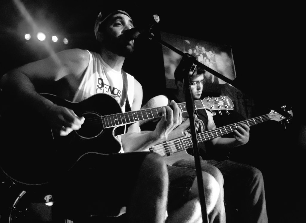 9menoscuarto's tweet photo. "Si, me enamoré" @9menoscuarto en vivo en @LA_YAPA_2014 https://t.co/jAf38ymEHc