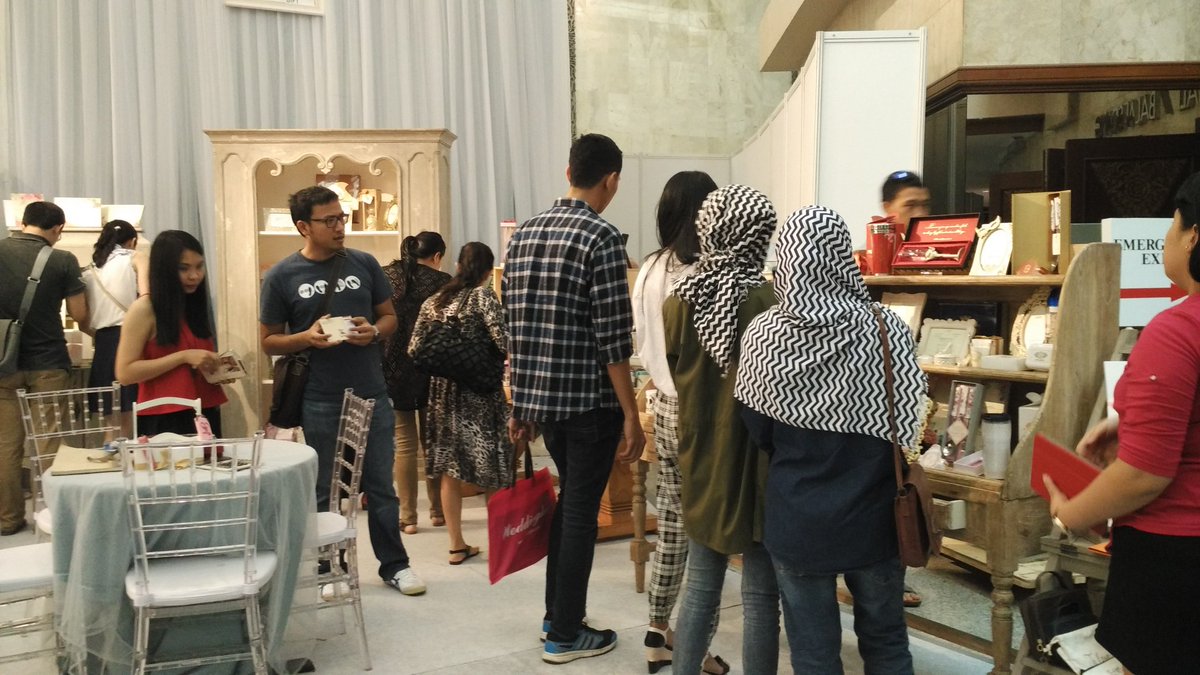 femaledaily's tweet image. Vendor-vendor souvenir jadi salah satu yg paling ramai di #WCF2015 ini.