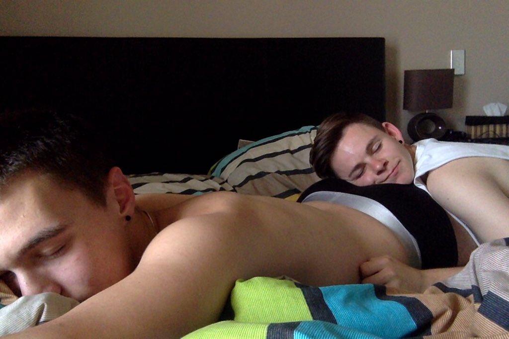 ModeBaka's tweet image. When the only option is to sleep on bae's butt