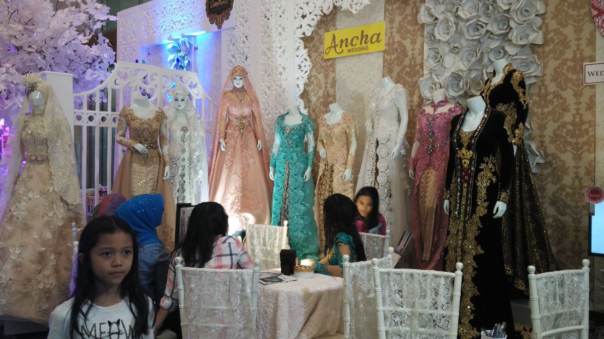 femaledaily's tweet image. Yang mau lihat2 dan survey kebaya, bisa banget konsultasi dengan berbagai vendor di #WCF2015