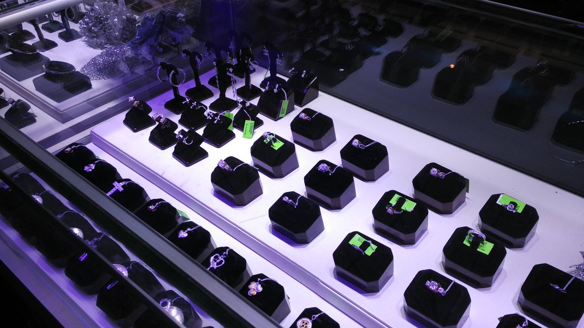 femaledaily's tweet image. Cincin kawin dari platinum paling banyak diminati couple di #WCF2015