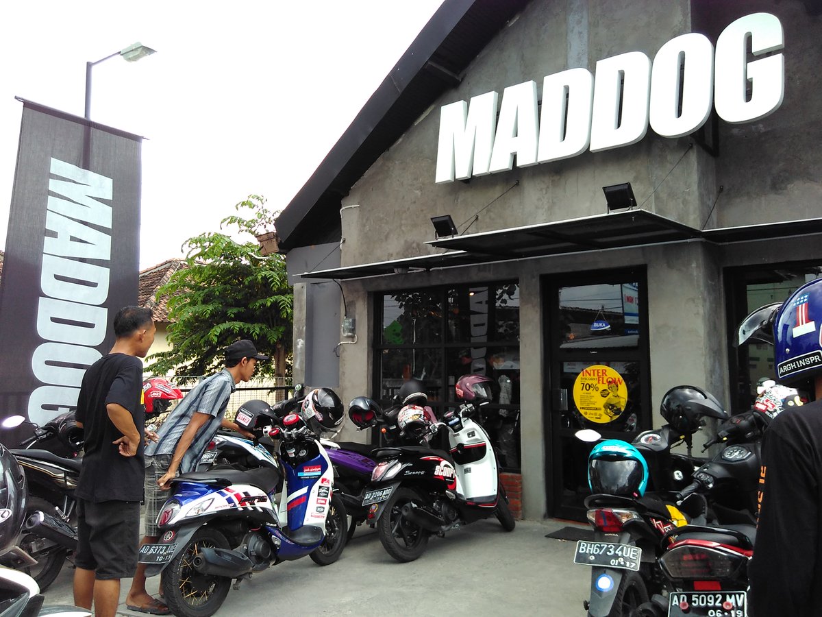 The atmosphere in our new store #maddoginfected #INTERFLOW pic.x.com/1kEkfTrN8Y
