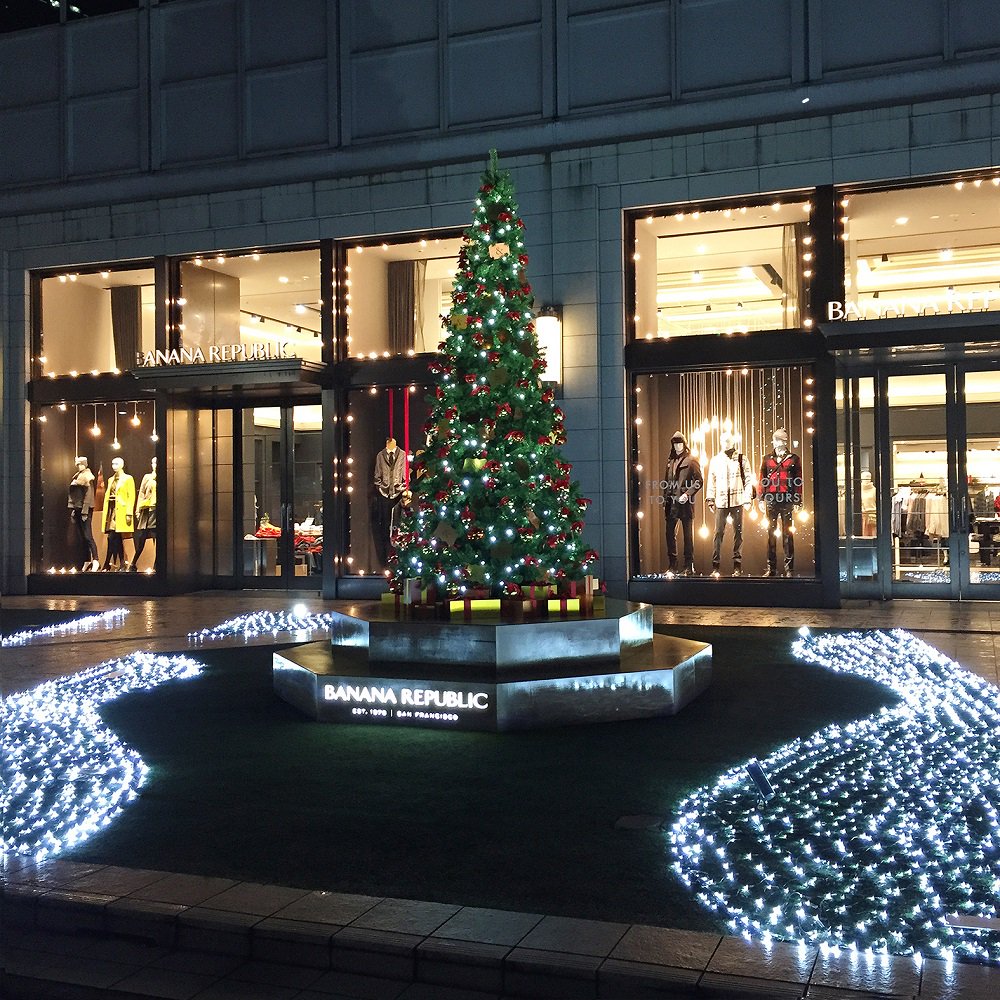 バナナ リパブリック En Twitter 六本木ヒルズ店前にツリーが登場 今年は店舗前のエリア全体がライトアップされ 一体感のある華やかな イルミネーションになりました ツリーの周りはベンチになっているので 寛いだり 記念撮影にもぴったり ぜひお立ち寄りください バナナ リパブリック En Twitter 六本木ヒルズ店前にツリーが登場 今年は店舗前のエリア全体がライトアップされ 一体感のある華やかな イルミネーションになりました ツリーの周りはベンチになっているので 寛いだり 記念撮影にもぴったり ぜひお立ち寄りください