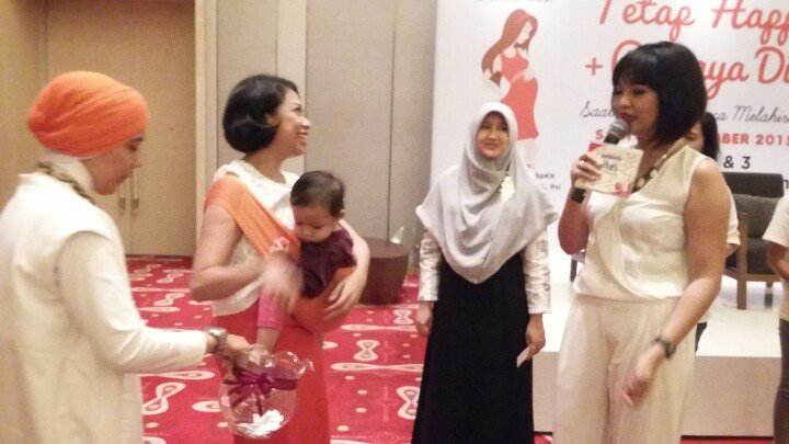 Ayahbunda's tweet photo. Saatnya mengundi door prize bersama Mba Imesh dan si kecil Dinta π #BioOilHappySkin #hamilhappyAB https://t.co/KzFvcwxfKD