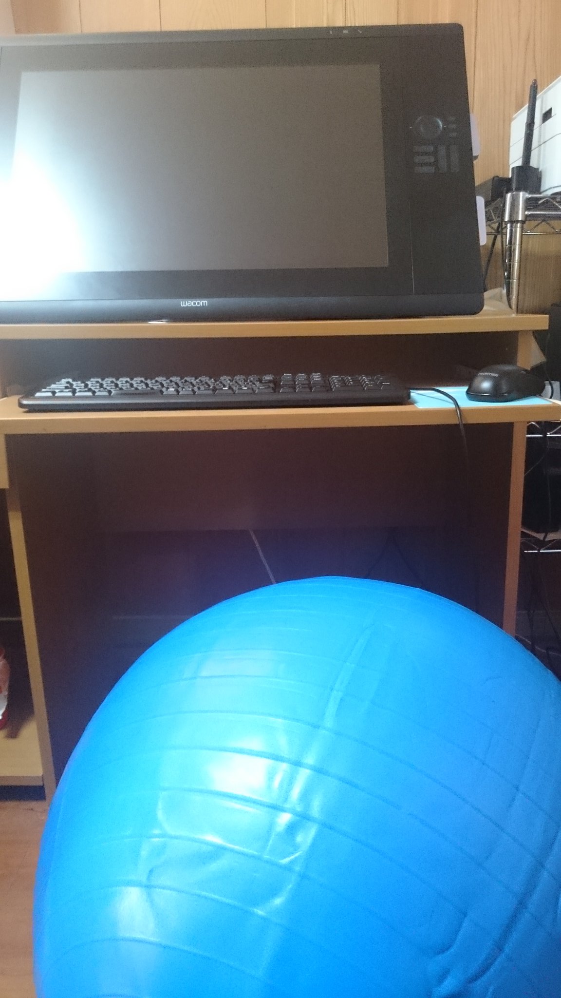 聖月 今日amazonから届きました バランスボール来ましたよ レビューで身長160cmでバランスボール55cmは小さく感じるとあったので65cm買いました 座った感じ丁度良い のですが 机の高さが高くてモニター見上げ視点になっちゃう T Co 4plniwsz