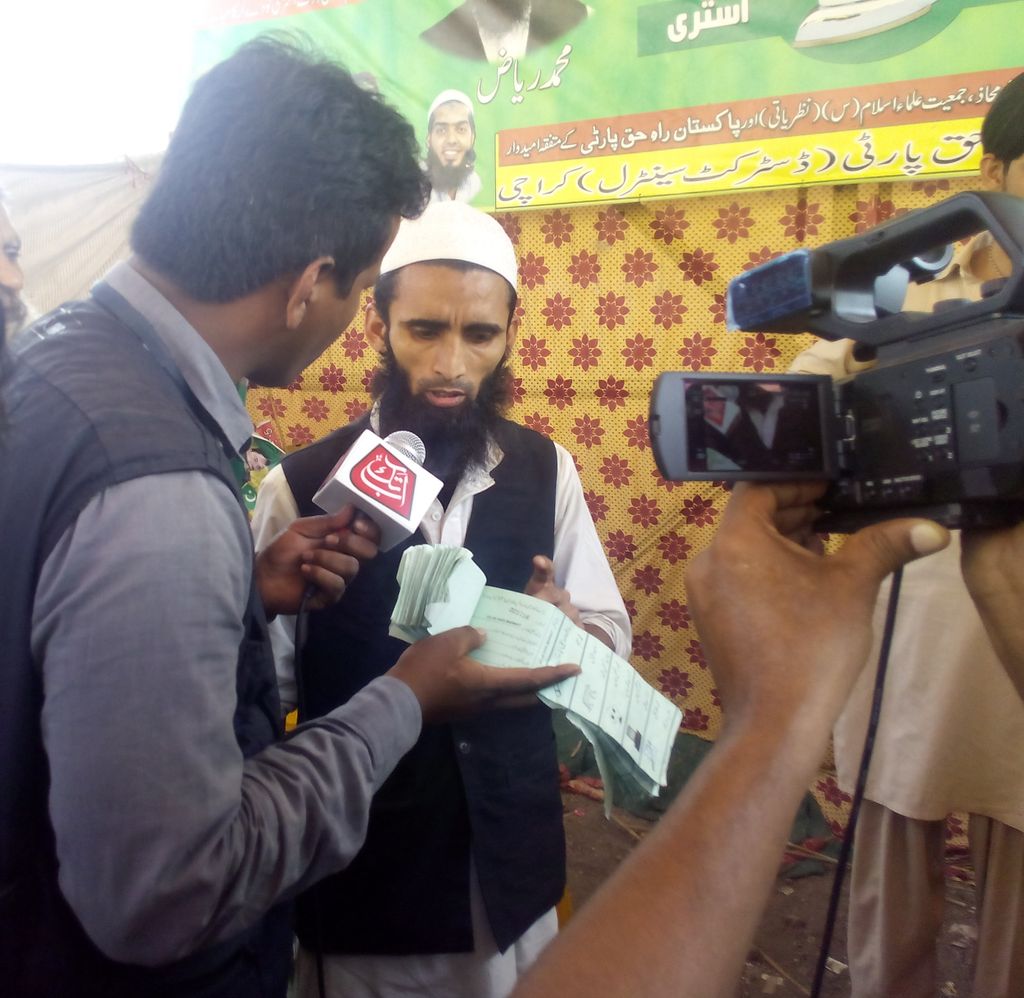 PakistanRaheHaq's tweet photo. #پاکستان_راہ_حق_پارٹی کے امیدوارمیڈیا کو اپنےحلقہ UC-45 وارڈ 1 میں تیر کے نشان پرٹھپےدکھارھےہیں.
#PRHP #VoteKaSAMAA https://t.co/B2aSXrbzb5