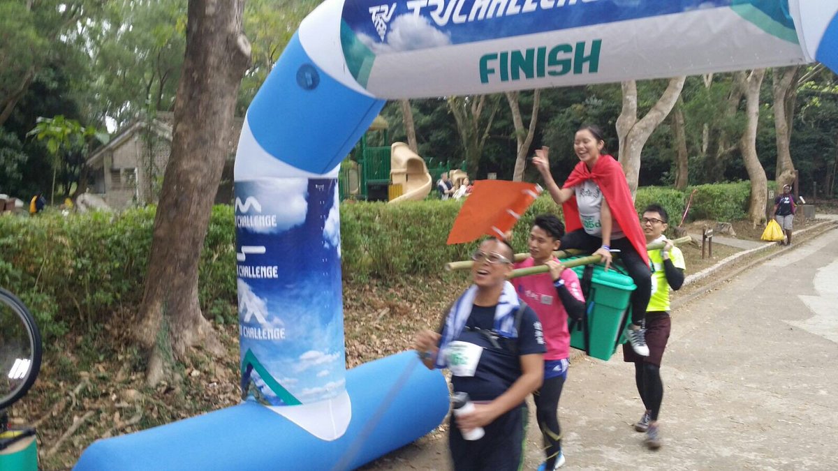 HKTriChallenge's tweet photo. The land challenge for Explorer consists of decorating the @ShelterBox and then completing a #Sedanchair race https://t.co/Ao7FfEUIna