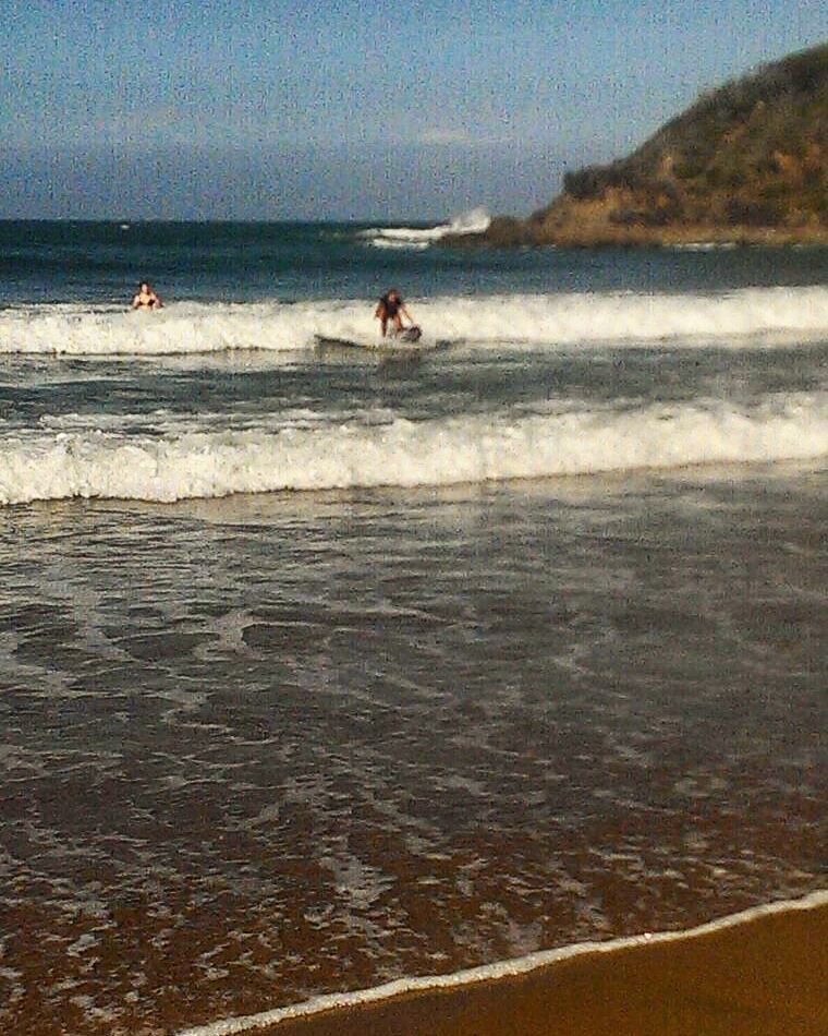 surf_shots's tweet photo. RG @victoria_.secret: #backhomebitches #firstsurflesson #waves #surfboard #surfing https://t.co/9a7fHoz7t0 https://t.co/FsUa1GKYU5