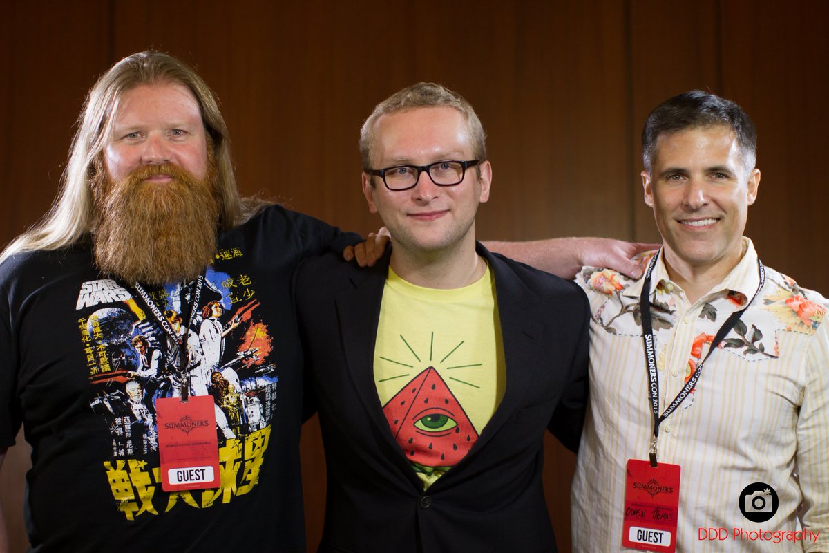 DDD562's tweet image. @HatPerson portrait shot of yall from @SummonersCon