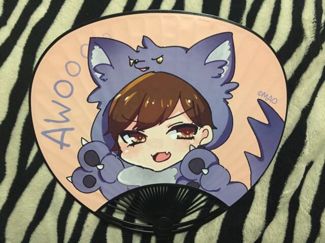 谷川愛梨コミュニティ 公式 Mixi 自己紹介にて うちわを使った 二十 の人文字披露 イラスト 愛梨to三田麻央さん作 T Co Ra6jet9exx