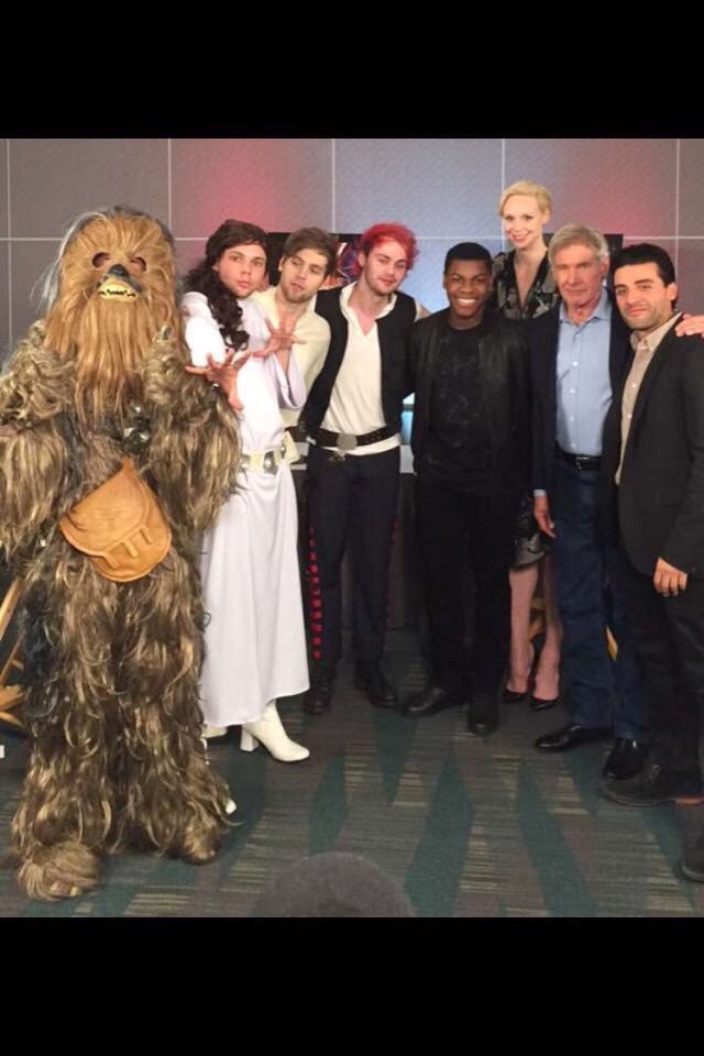 beckyxbevan's tweet photo. of course 5sos dress up to meet the Star Wars cast😂 #VideoMTV2015 5 Seconds of Summer #MTVStars 5 Seconds of Summer https://t.co/b3IDMYFfqw