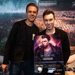 Armin van Buuren verrast Hardwell met gouden award   ‘United We Are’ dj2dj.nl/blog/armin-van…