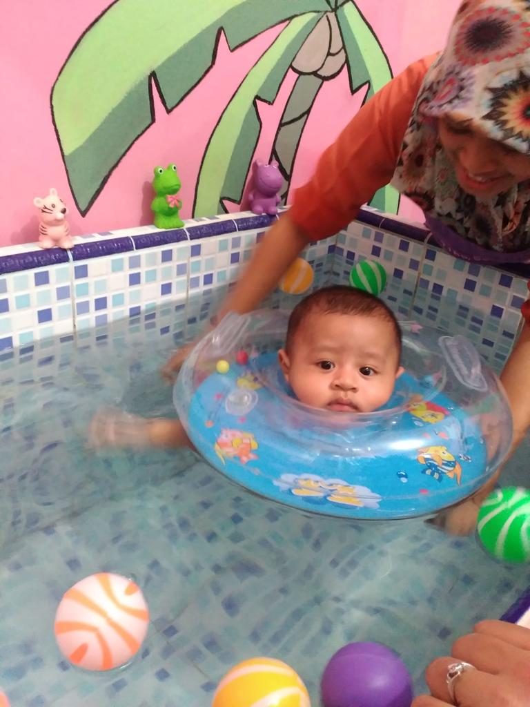 putrataufan's tweet photo. Abis baby spa sama mamah , lanju bubuk ���😁😗😙 https://t.co/77DGJD1WUi