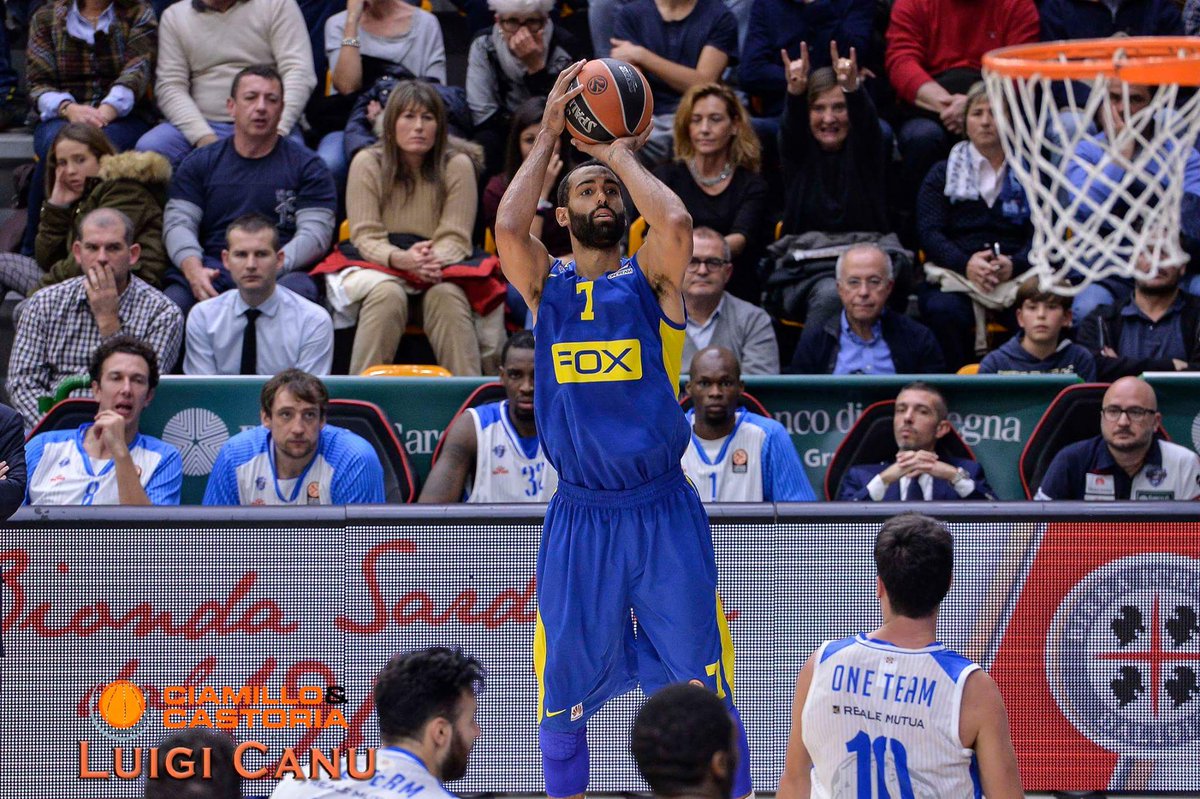 parallelecinico's tweet photo. Ecco l'mvp di questa settimana di @Euroleague. Non è quello che tira. È la nonnina sarda in alto a destra. https://t.co/YUh5hmMPrO