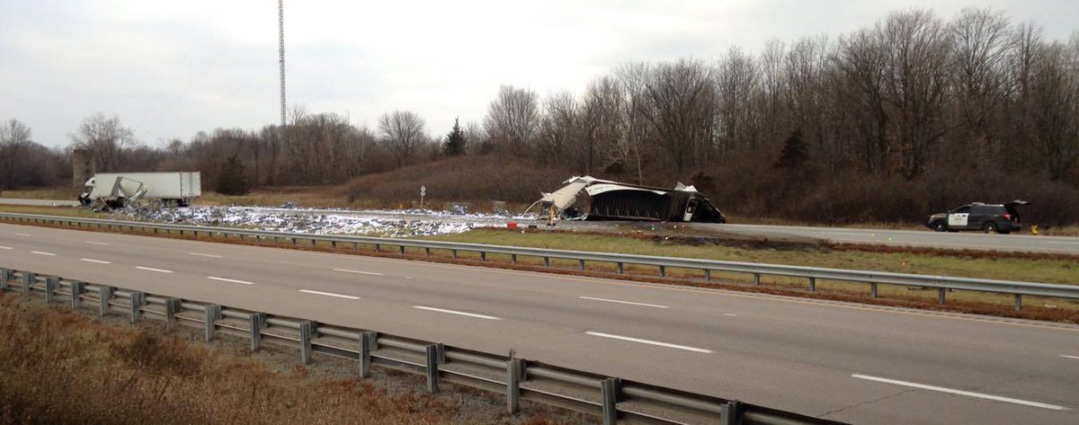 Collision involving mail truck and two other tractor trailers closes 401 WB near Mallorytown kingstonregion.com/news-story/616…