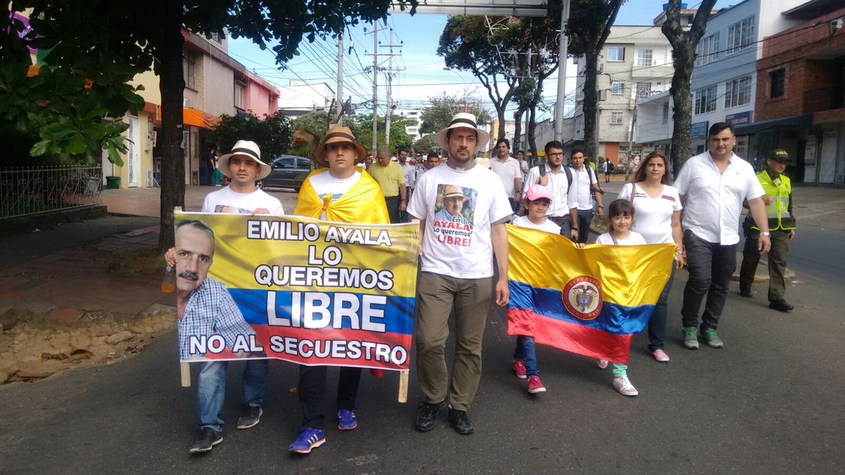 EmilioAlibre's tweet photo. Ya estamos en Bucaramanga!La ciudad nos recibe! Gracias a todos! #EmilioAyalalibre @NoticiasCaracol @NoticiasRCN https://t.co/FUZWCbJ3K2