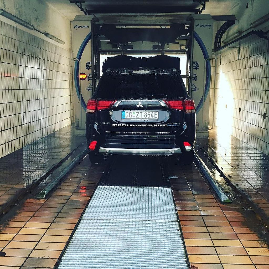 meinautoblog's tweet photo. Samstag ist Badetag! #mmda #mitsubishi #phev #dererste https://t.co/4KP0jf5BRw https://t.co/Vgi9aUSxIA