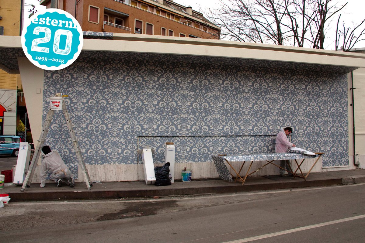 Tappezzieri al lavoro per ricoprire l’edificio abbandonato in Porta Genova.
Public Design Festival 2010
#20esterni