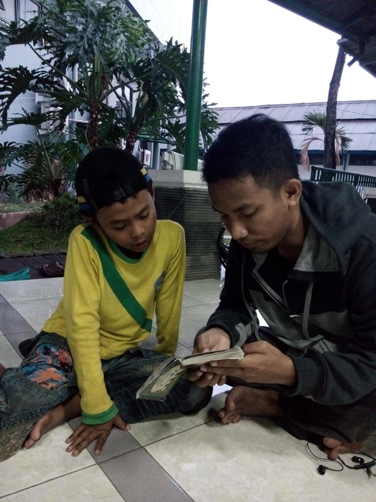 SSChildBandung's tweet photo. Masih semangat ngaji \o/ #KBMBUBAT https://t.co/uP9fhMrEOm