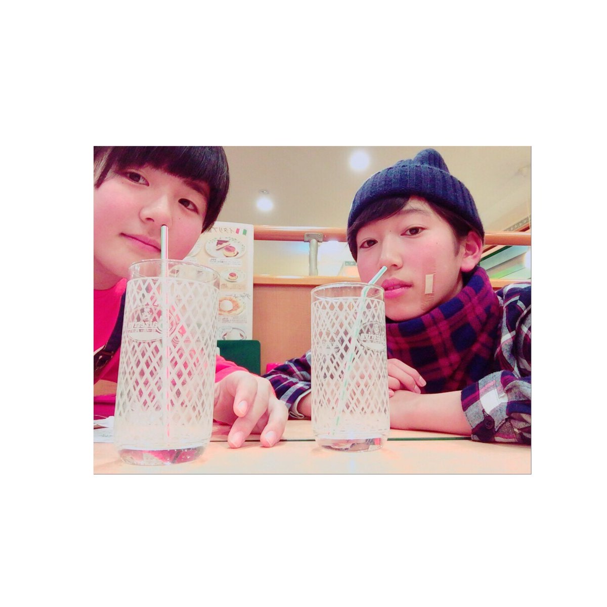 0ph23x0478wdz6h's tweet photo. 🐻こみぞゆゆ🐼
サイゼ行って写真撮りまくってたら、
『さな、めぐ、のあ、なぎ』きて写真撮った📷
めっちゃ笑った😁😁
ゆゆとの写真100枚以上だった👍 https://t.co/hdZldTGHA3