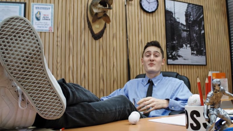 Hiphopde's tweet photo. Bengio nimmt im Video zu "C'est la vie" sein Büro auseinander. Muss auch mal sein https://t.co/DazYKOIEOL @ben_gio https://t.co/rXaME94bQr