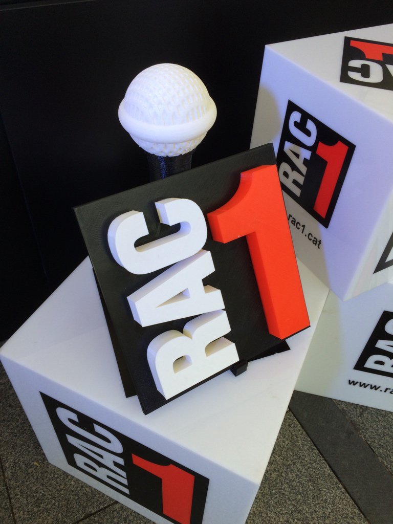 victorendrino's tweet photo. Els amics d’ @Imes3D ens han regalat aquest micro i logo de @RAC1 imprès en 3D! Moltes gràcies!! https://t.co/8dF5CwKDc5