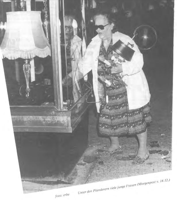 RadicalPast's tweet photo. Immer dieser vorweihnachtliche Shoppingsstress. Manchmal nimmst du dann halt was du kriegen kannst. https://t.co/QKHBqgoBII