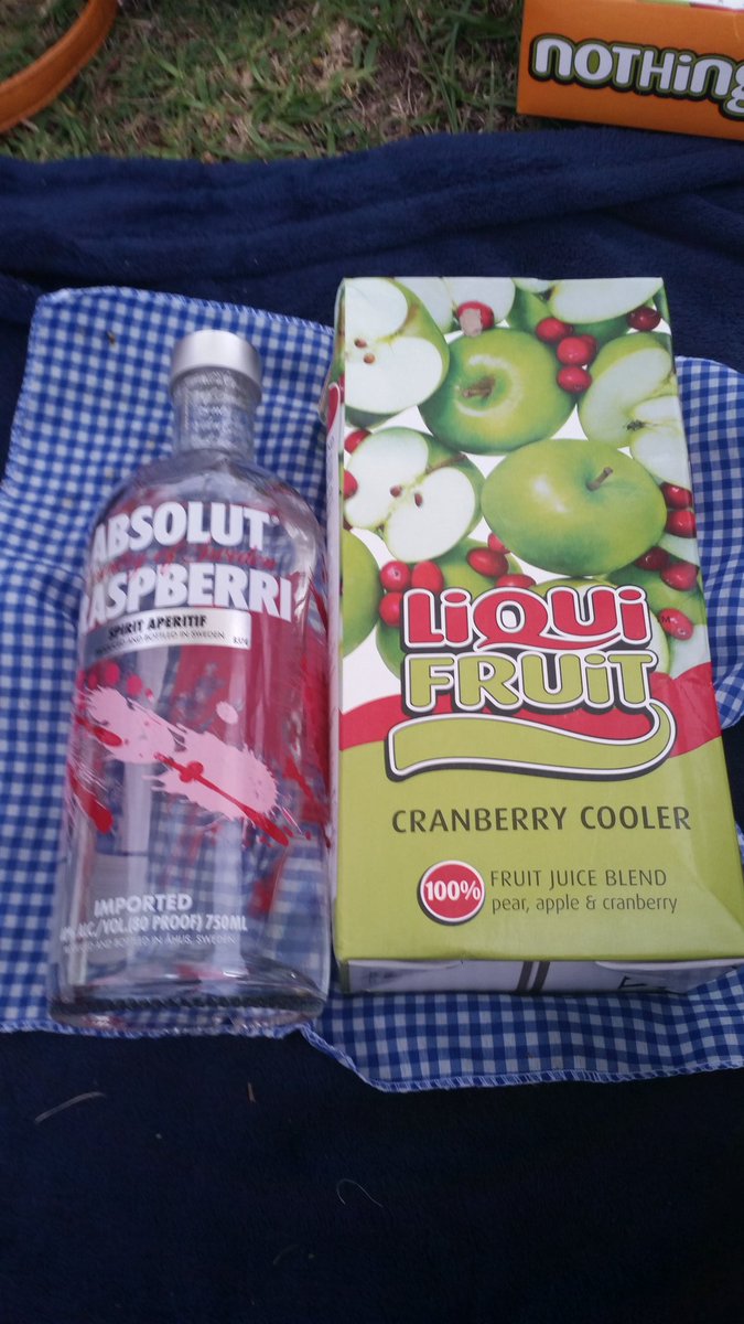 MadunaNondu's tweet photo. #absolut #absolutweekend #picnicweekend #cranberryandvodka #vodka #cranberry #madeinsweden @absolutvodka https://t.co/jHU5K4LXAc