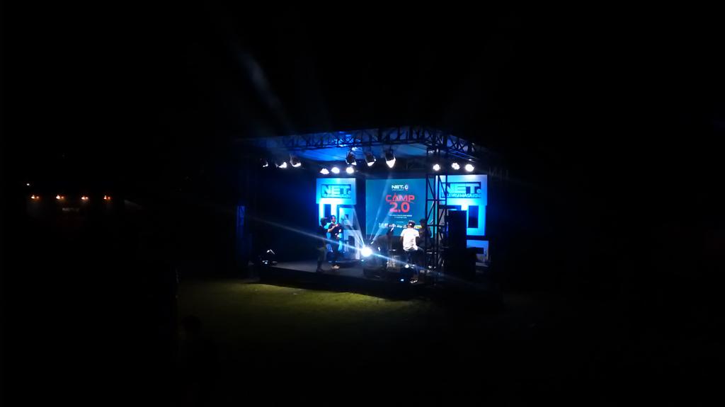 LagiliburCom's tweet image. Persiapan mlm puncak. Panggung hiburan, api unggun, bagi dorprise, dll yeay! 🙌 @NET_CJ @netmediatama #NETCJCAMP