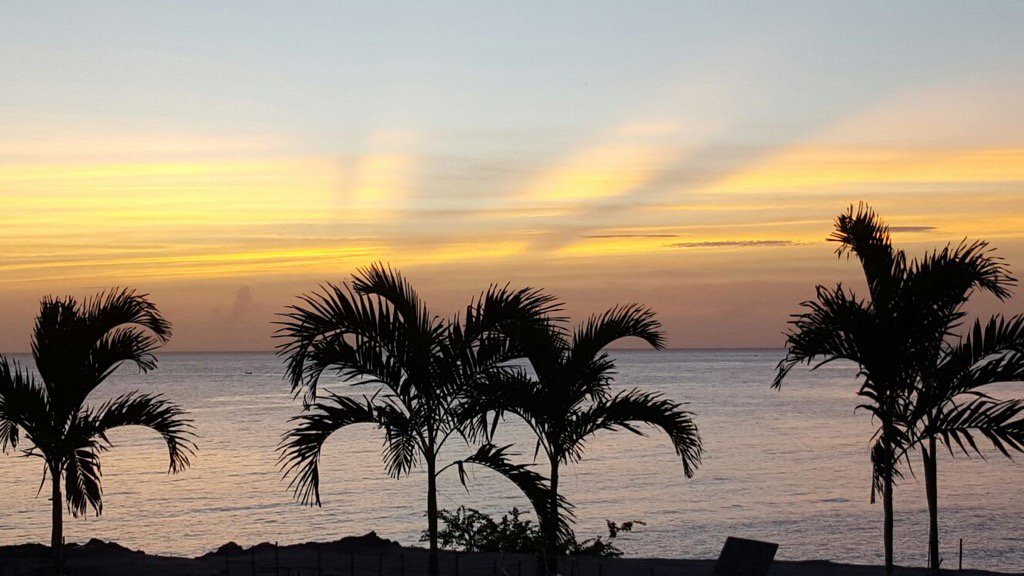 DecuriaGroup's tweet photo. Sun just woke up! Come to the beach! #ElPalmar #Panama #Beachfront #apartments #DecuriaGroup #pty #f4f #saturdaylive https://t.co/4SZSzIm7JH