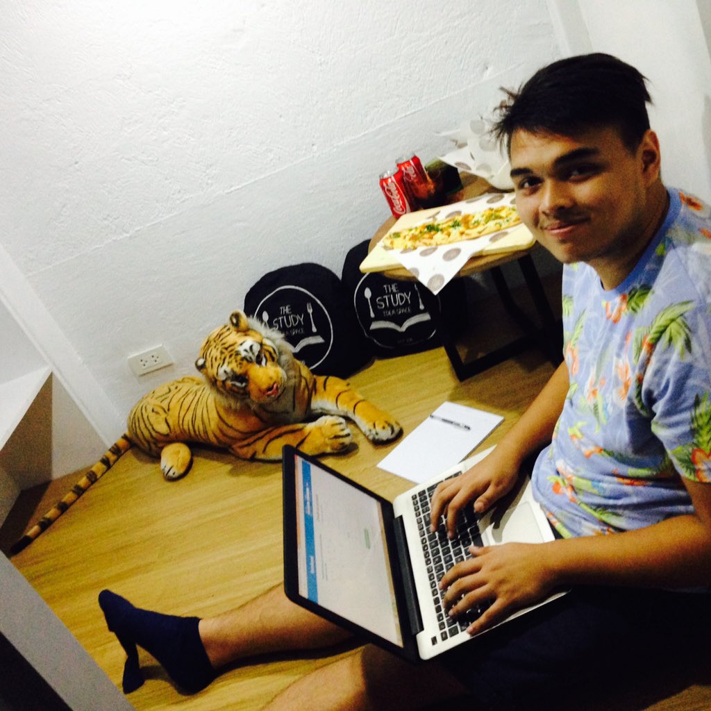 JEKAleesi's tweet photo. Best place to study! @khalDOLORgo 📚✏️🍕🍟 #TheStudyIdeaSpace https://t.co/bZmQJNHBQ6