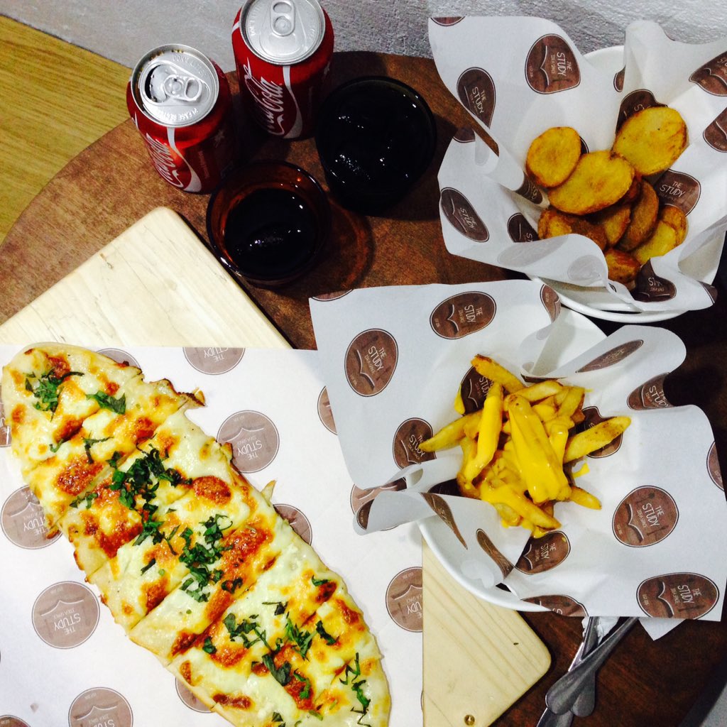 JEKAleesi's tweet photo. Best place to study! @khalDOLORgo 📚✏️🍕🍟 #TheStudyIdeaSpace https://t.co/bZmQJNHBQ6