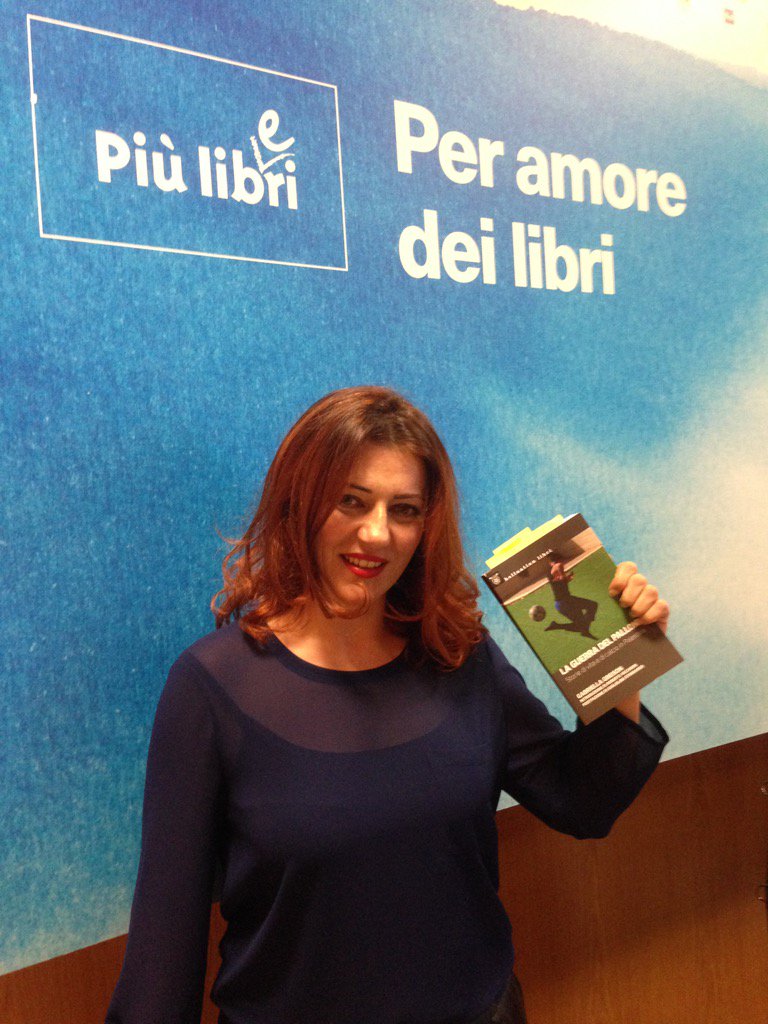 piulibri26's tweet photo. @GREISON_ANATOMY nel suo "La guerra nel pallone" (#redstarpress) racconta storie di vita, sogni e valori del calcio https://t.co/POZV0WFdIc