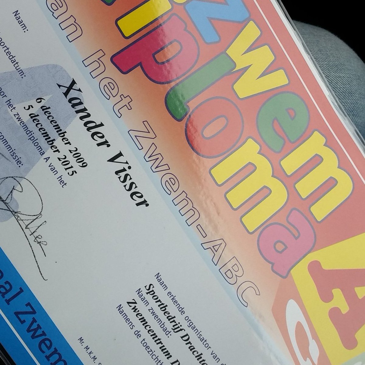 Alinavisser's tweet photo. Eerste zwemdiploma binnen #trots #zwemabc #dewelle https://t.co/N3UYpRzKea