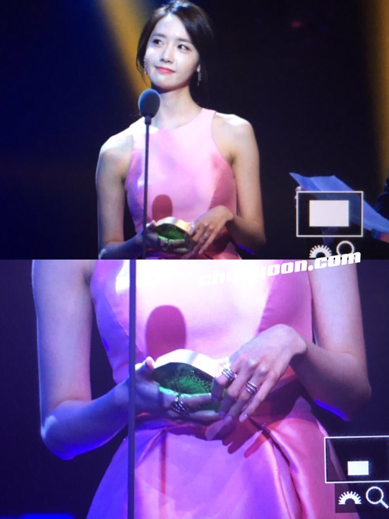 [PIC][05-12-2015]YoonA khởi hành đi Trung Quốc để tham dự "2016 iQiYi Concert 'ALL-STAR CARNIVAL'" vào sáng nay CVdk2CSUkAAltav